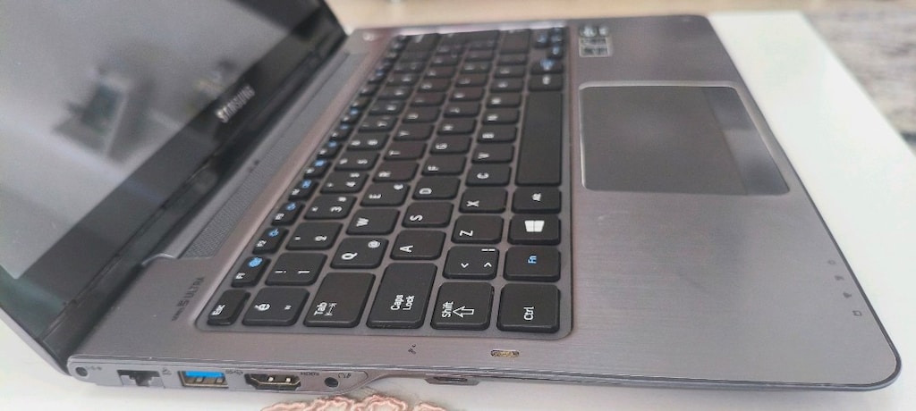 SAMSUNG ULTRABOOK..13.3 DOKUNMATK_ İ5 _6GB RAM_2gb ek_Ssd_metal kasa - 4