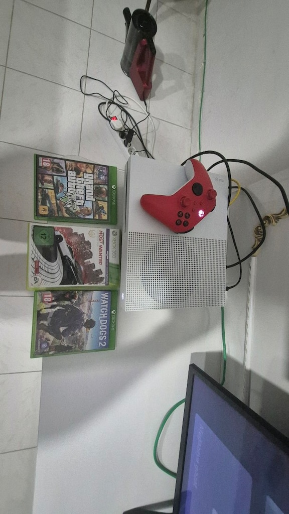 PAZARLIK YAPILIR TERTEMİZ XBOX ONE S ve GTA 5 ,MOST WANTED,WATCHDOGS