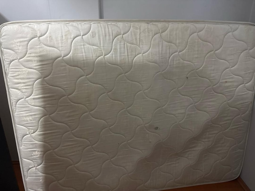 2 halı ve çift kişilik yatak