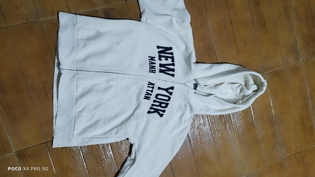 #Zara krem renk sweat..Fermuar sıkıntılı...Eni çekilince 50 Boy 57???