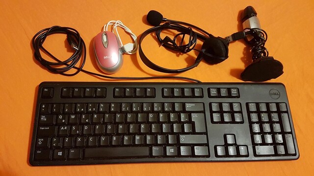 KLAVYE MOUSE WEBCAM KULAKLIKLI MİKROFON HEPSİ 250 LİRA