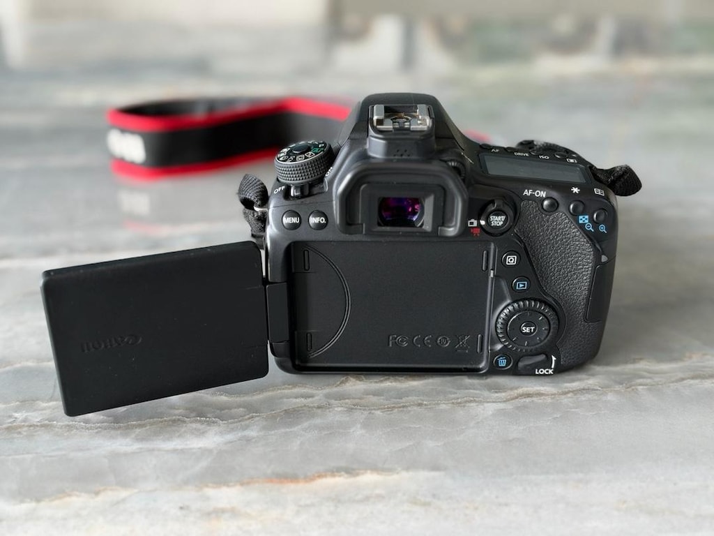 Canon EOS 80D Kamera ve Canon EFS 18-135 Nano IS USM lens - 9