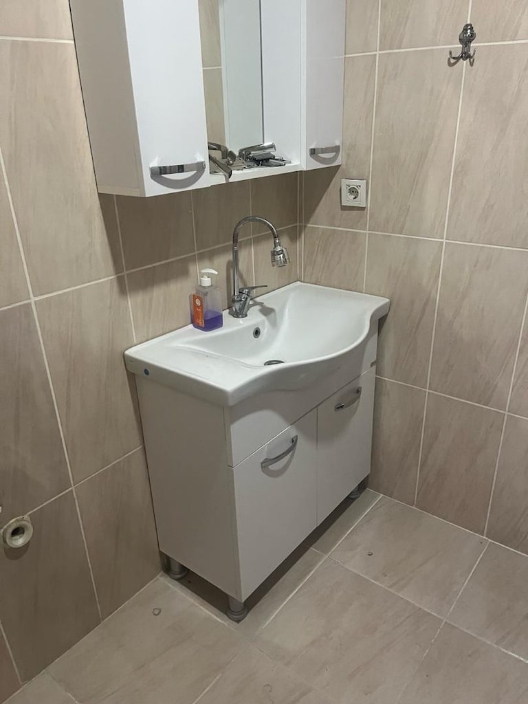 Banyo dolabı banyo lavabosu ve musluk - 3