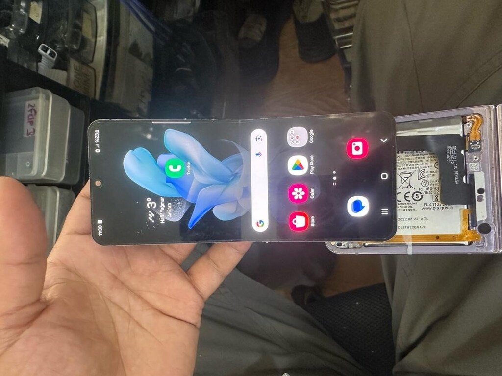 Samsung Z Flip 4 orjinal lekeli ekran - 3