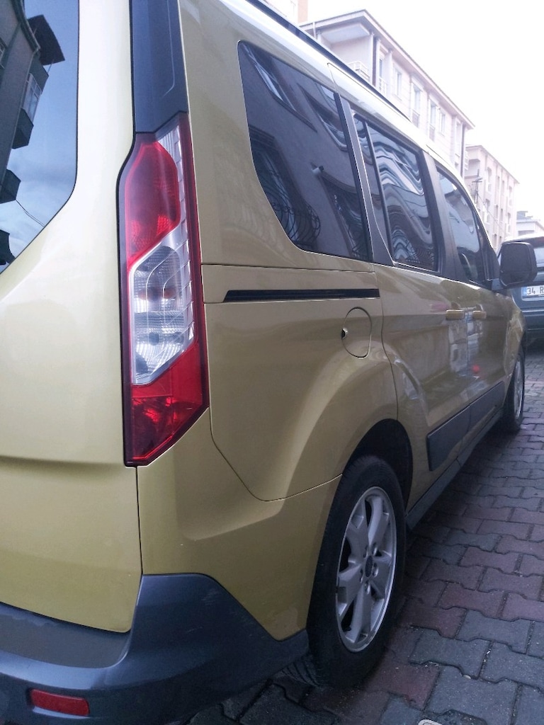2014 model tourneo connect 143000 de - 3