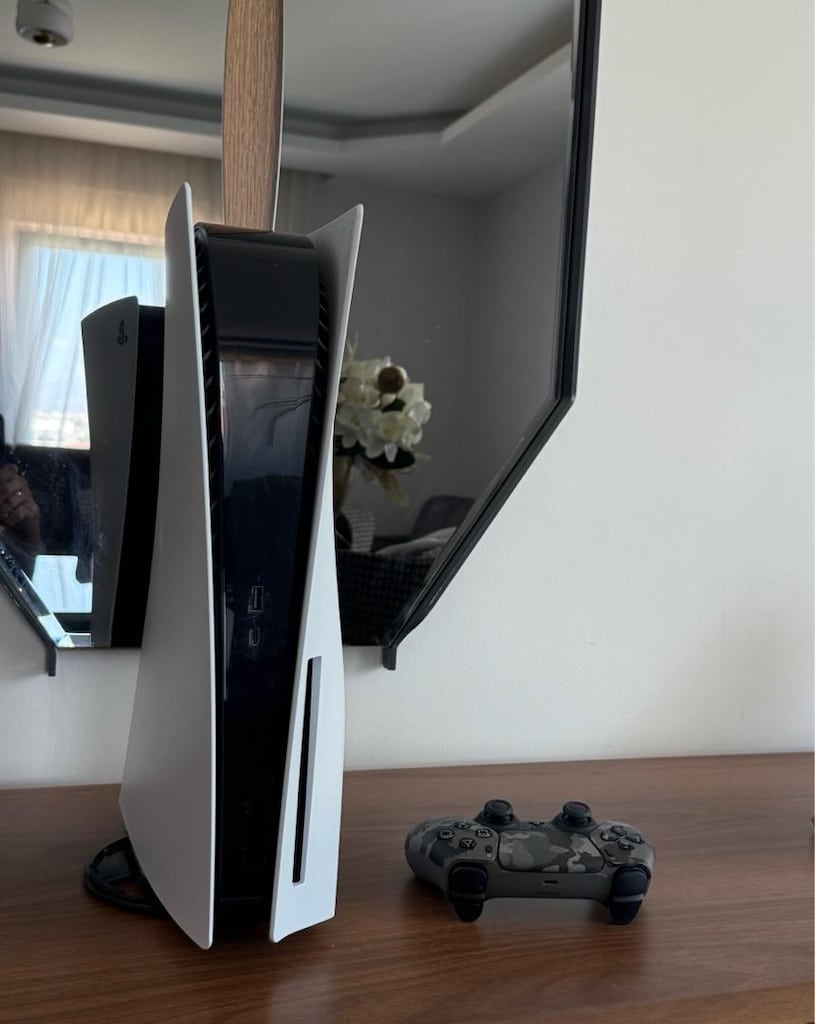 PS5 825 GB + Kamuflaj Kol + Bol Oyunlu (Spider-Man, GTA 5) - 2