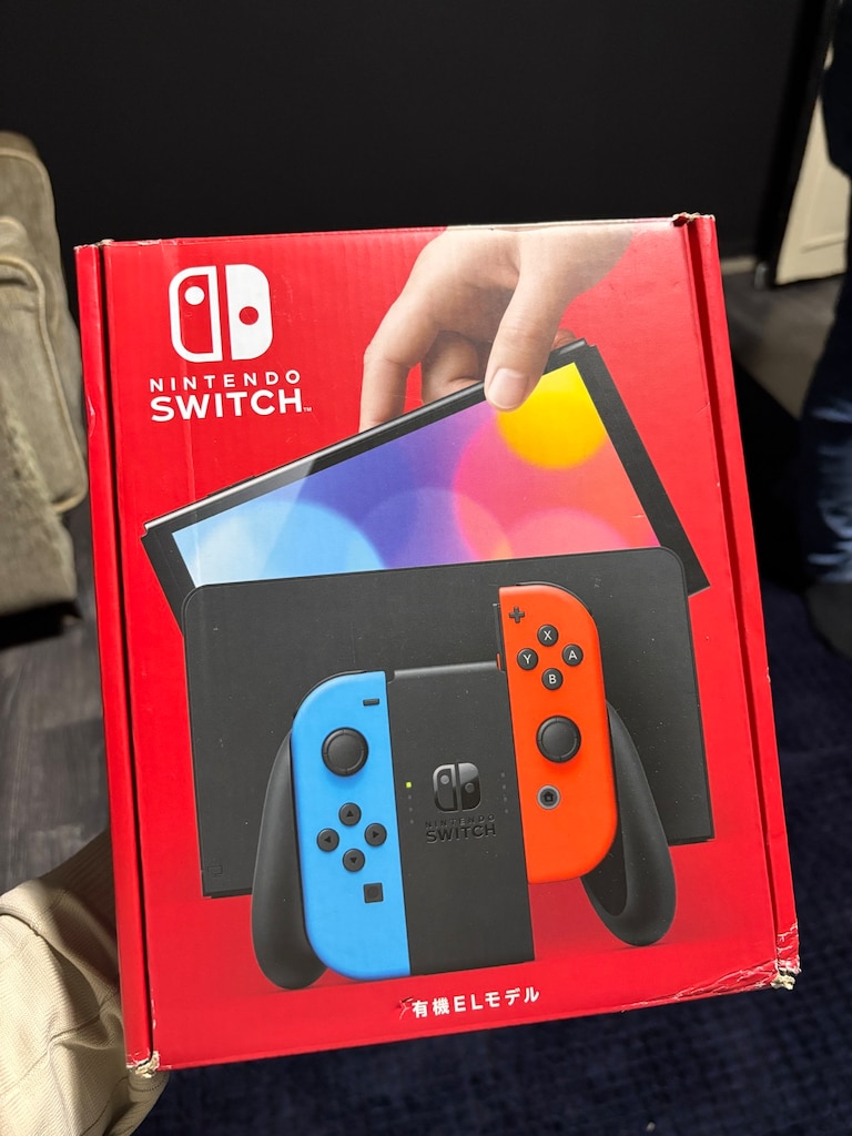 EFSANEVİ PAKET: NINTENDO SWITCH KONSOL + ZENGİN İÇERİK!