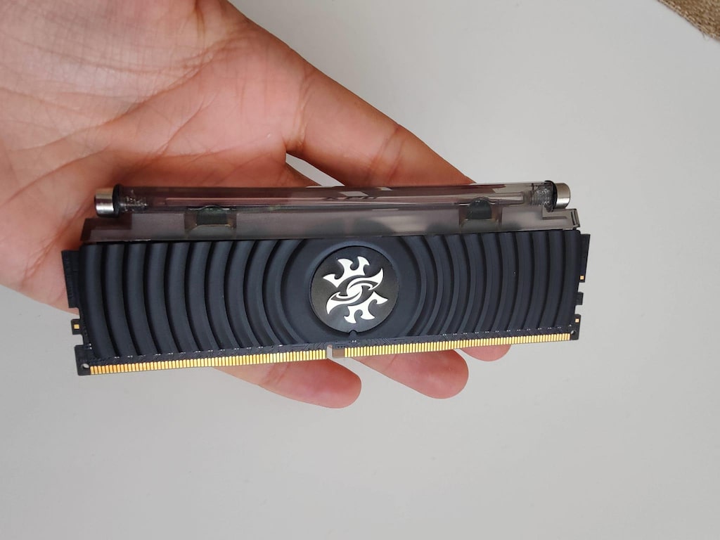 XPG 8 GB RGB DDR4 RAM - 5