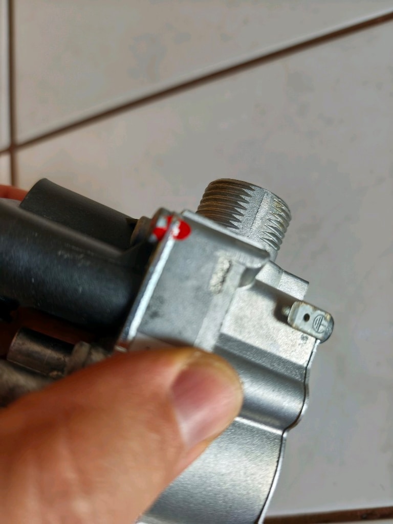 Honeywell markasına ait 24V (4.4VA) beslemeli kombi gaz valfi. durumun - 4