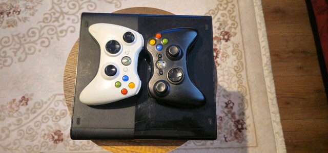 Xbox 360 Slim E JTAG'li + 2 Kablosuz Kol + 31 Farkli Oyun yüklü