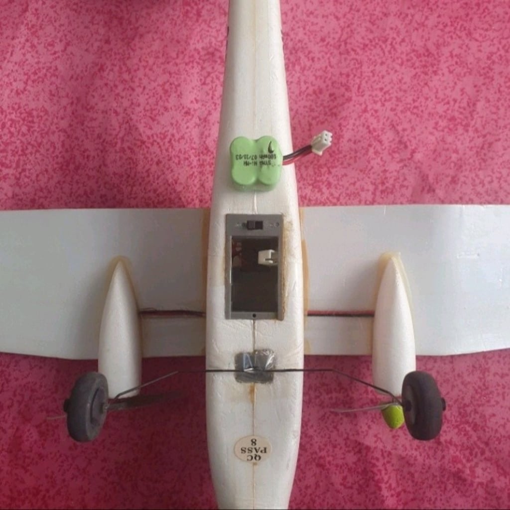 Uzaktan kumandalı model uçak. 110 cm anten - 3