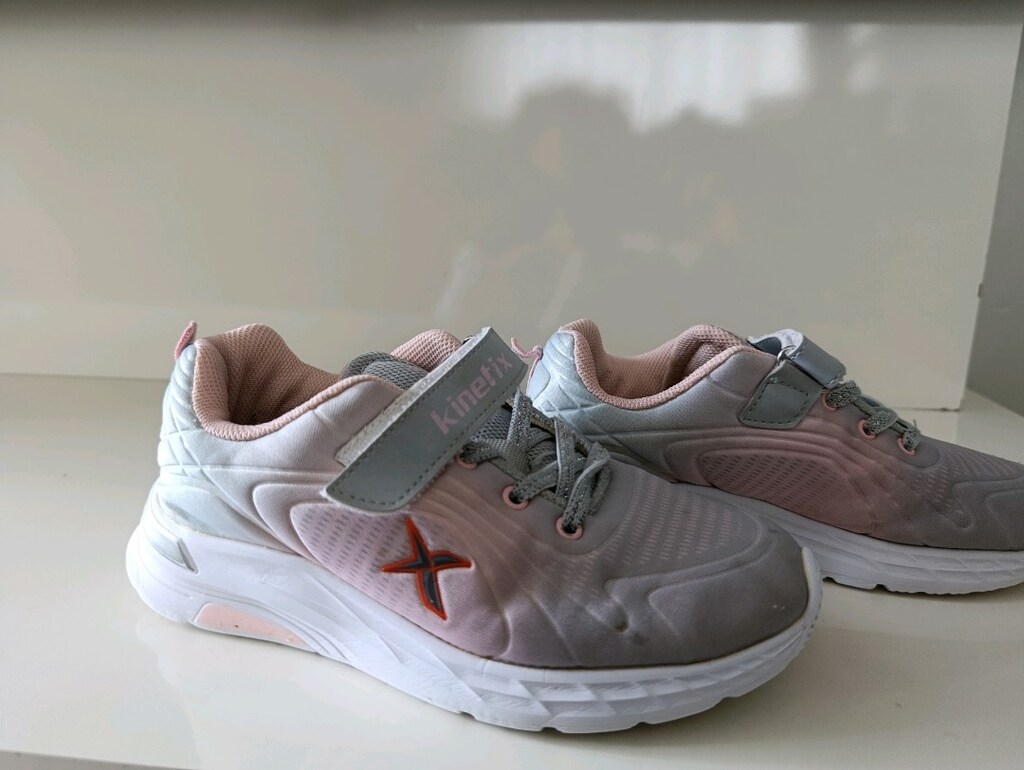 Kinetix çocuk spor ayakkabı, gri ve pudra pembe tonlarıyla. - 2