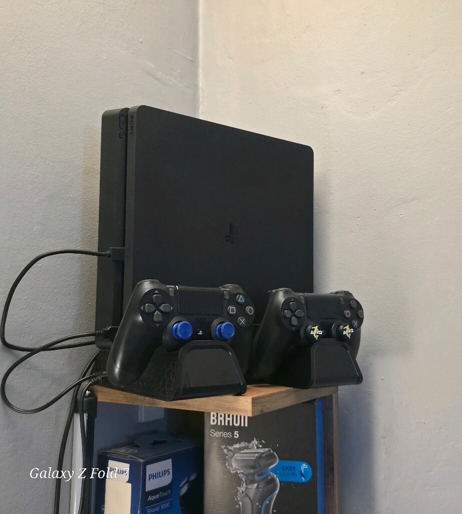 PlayStation 4 slim kırık 1 TB 2 adet kol 1 tanesi orijinal - 2