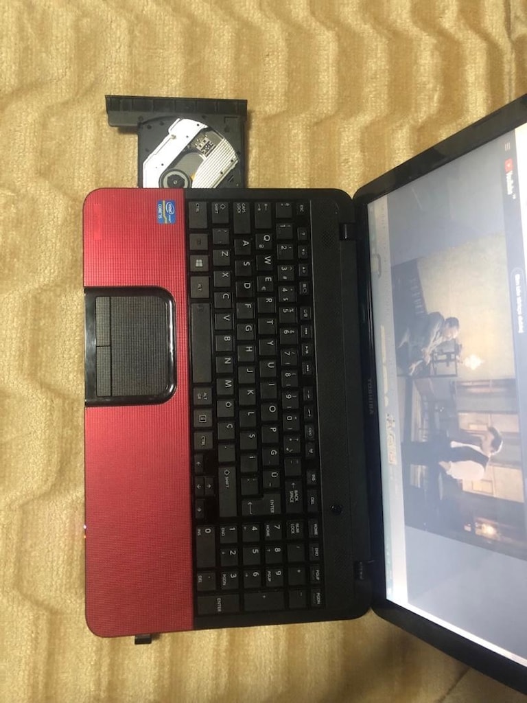 TEMİZ TOSHİBA LAPTOP -240 GB SSD 4 GB RAM 1.5 GB EKRAN KARTI - 2
