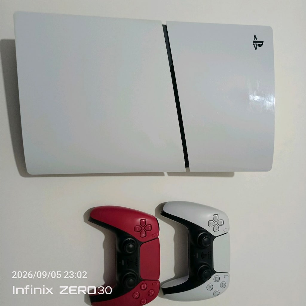PS5 Slim + 2 Adet DualSense Kol – Temiz Kullanılmış