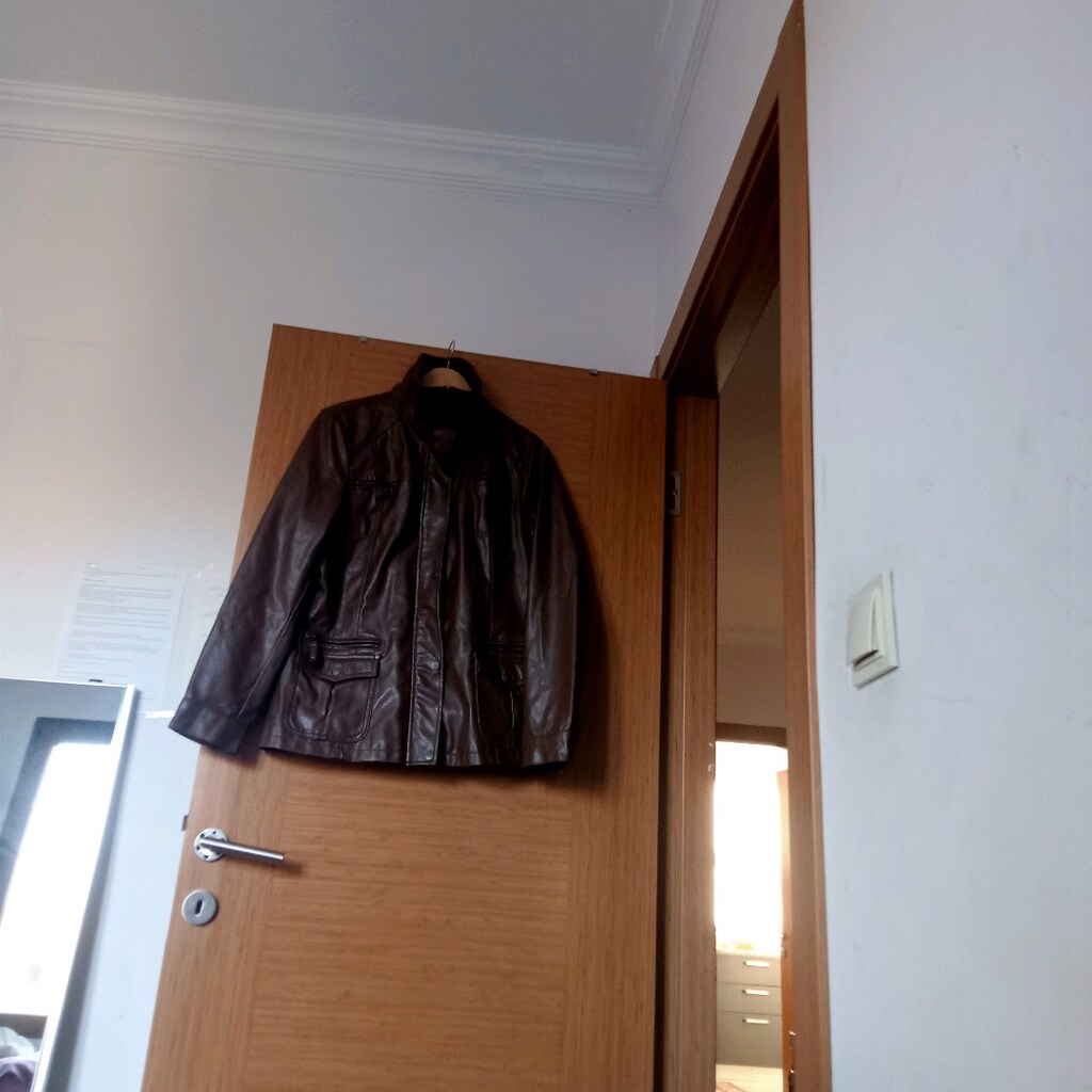 Kahverengi deri ceketi, düğmeli kapama, uzun kollu ve kırmalı yaka. G - 2