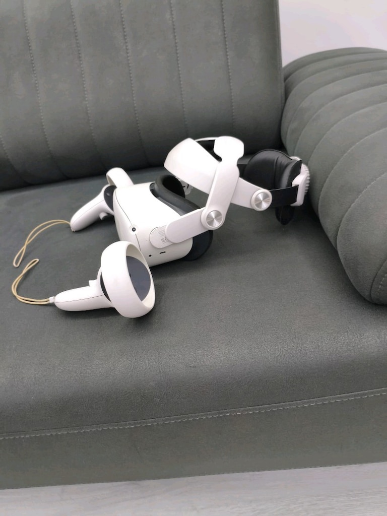 Meta Quest 2 VR - 10
