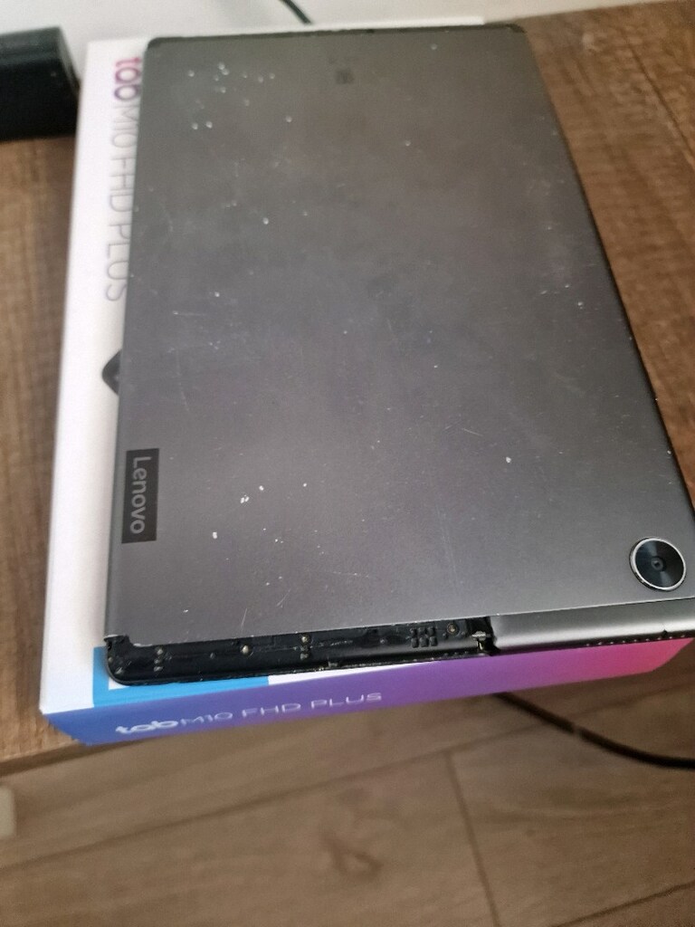 lenovo m10 fhd plus ekran ve arka kapakta çatlaklar var ama sorunsuz - 5