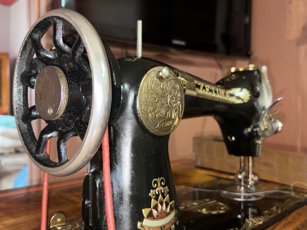 Antika Zetina Dikiş Makinesi – Pedallı, Ahşap Kabinli, Koleksiyonluk - 8