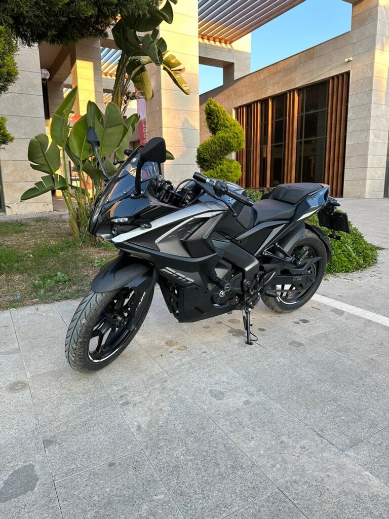 pulsar-rs-200-motosiklet-1675933547