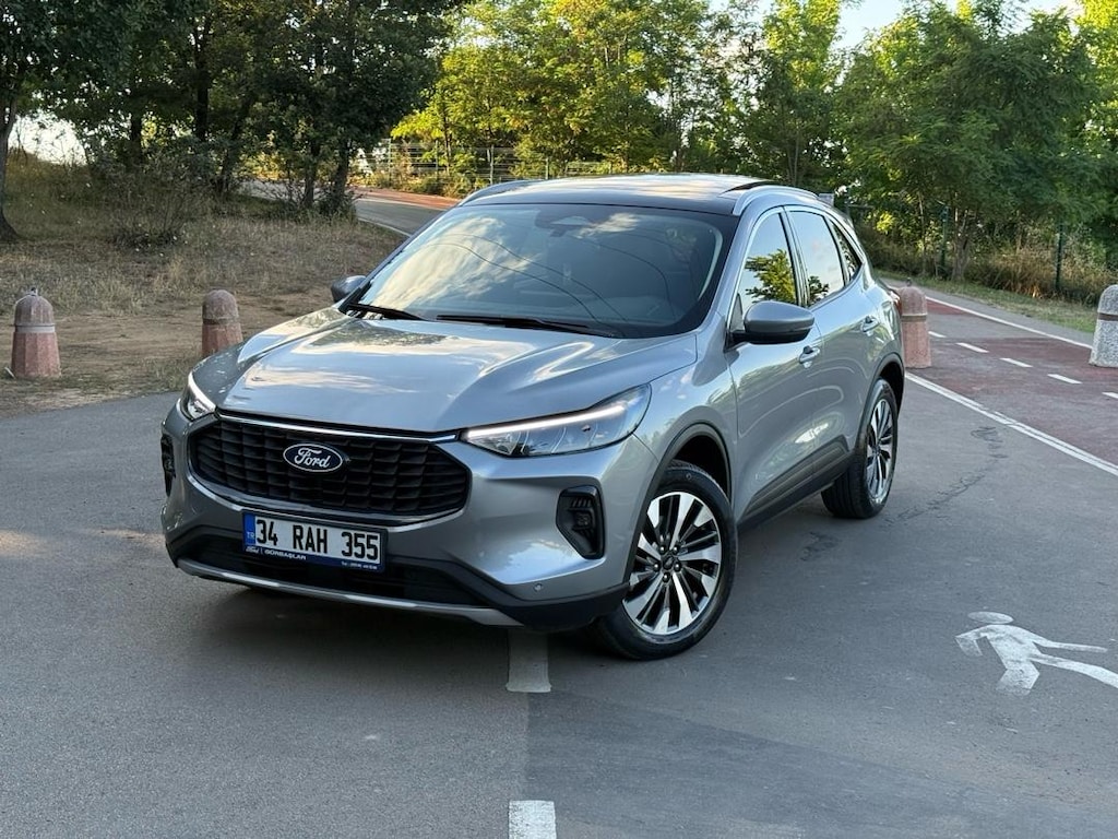2025 model Ford Kuga 1.5 EcoBoost Titanium - 4