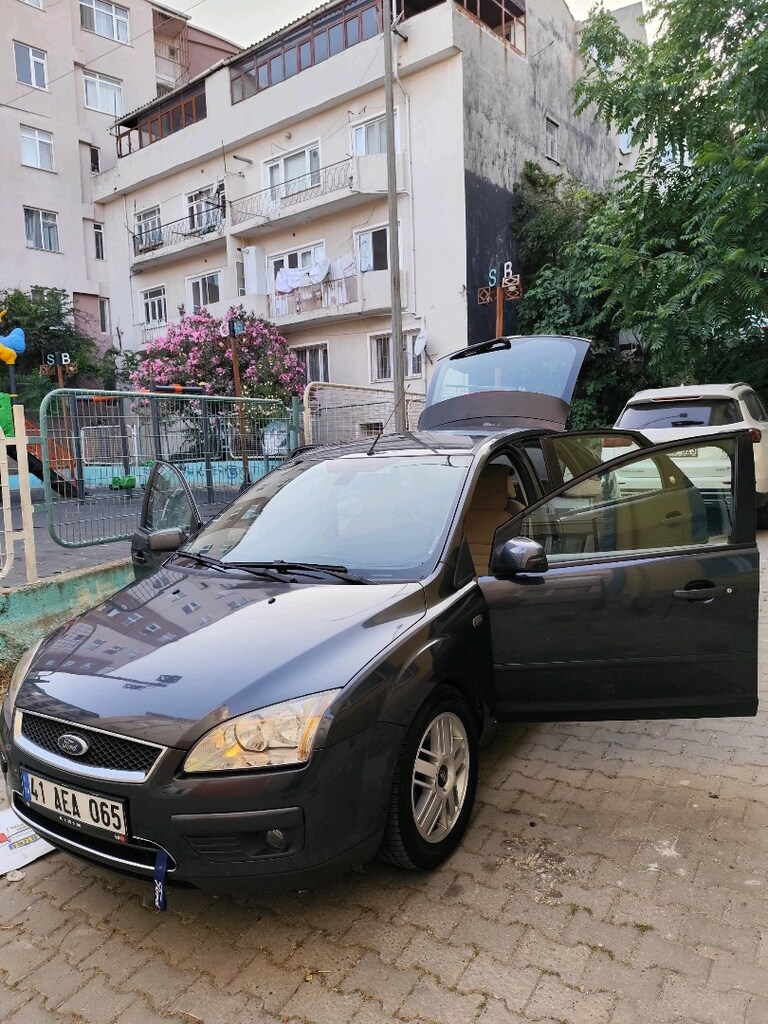 Ford Focus Ghia 1.6 2007 Model - 2