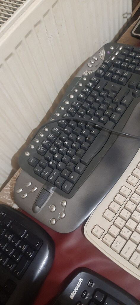 6 SAĞLAM 7 arızalı 10 kablosu 23 adet klavyeler - 6