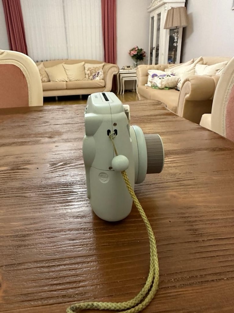 Instax Mini 8, kompakt ve yuvarlak hatlı bir anlık fotoğraf makinesid - 3