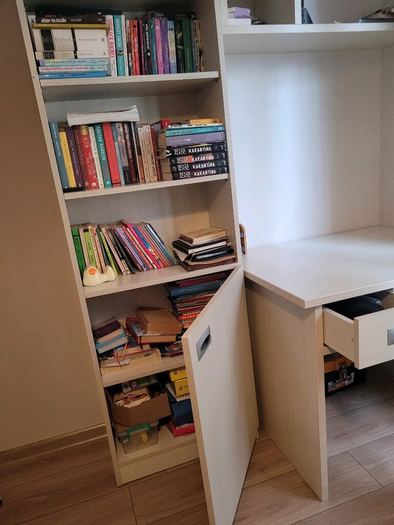 Acil satılık özel yapım masif ahşap çalışma masası,kitaplık ve raf. - 2