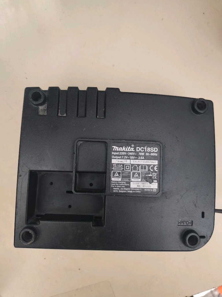 Makita DC18SD şarj cihazı - 5