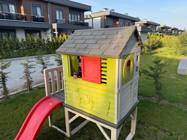 Smoby kaydıraklı bahçe oyun evi
