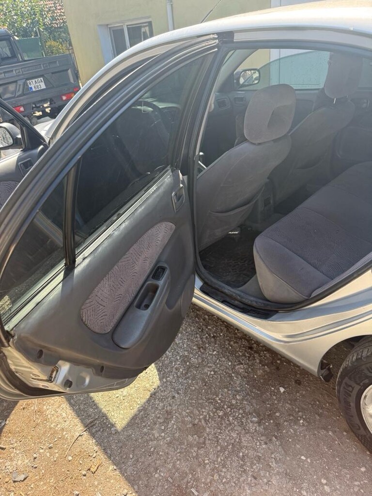 Toyota avensis 2.0 - 9