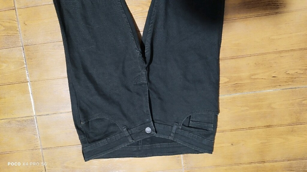 #Likralı esnek koyu haki renk jeans pantolon. Arka bacakta leke..