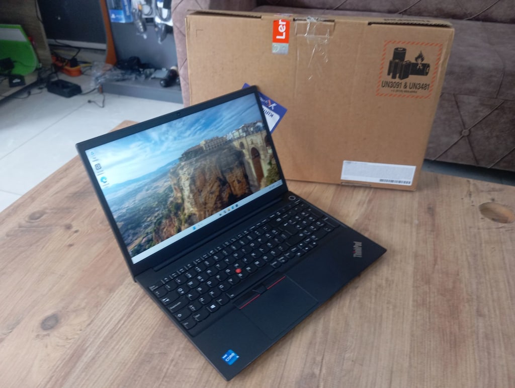 LENOVO THİNKPAD İ5 İŞLEMCİ 11.NESİL-8GB RAM 256 GB SSD - 3