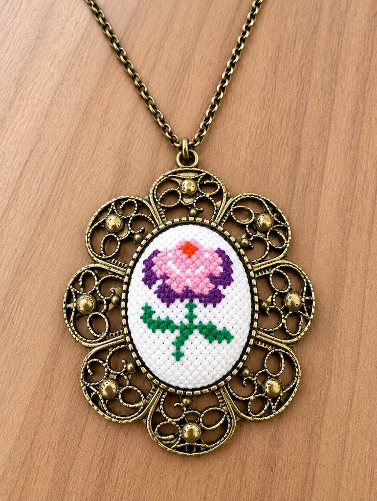 Vintage kanaviçe işlemeli metal detaylı kolye