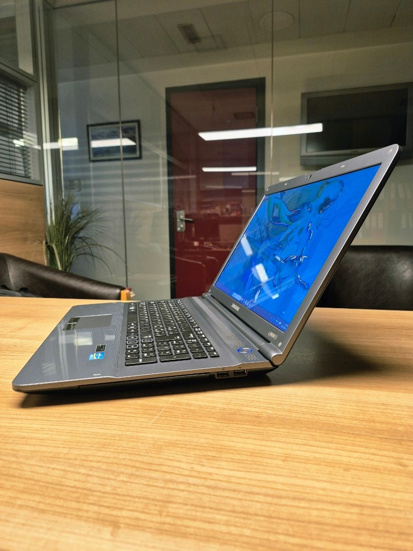 Laptop SAMSUNG i5 İşlemci 17.3 inç Dev Ekran 12GB Ram SSD Pili Sağlam - 4