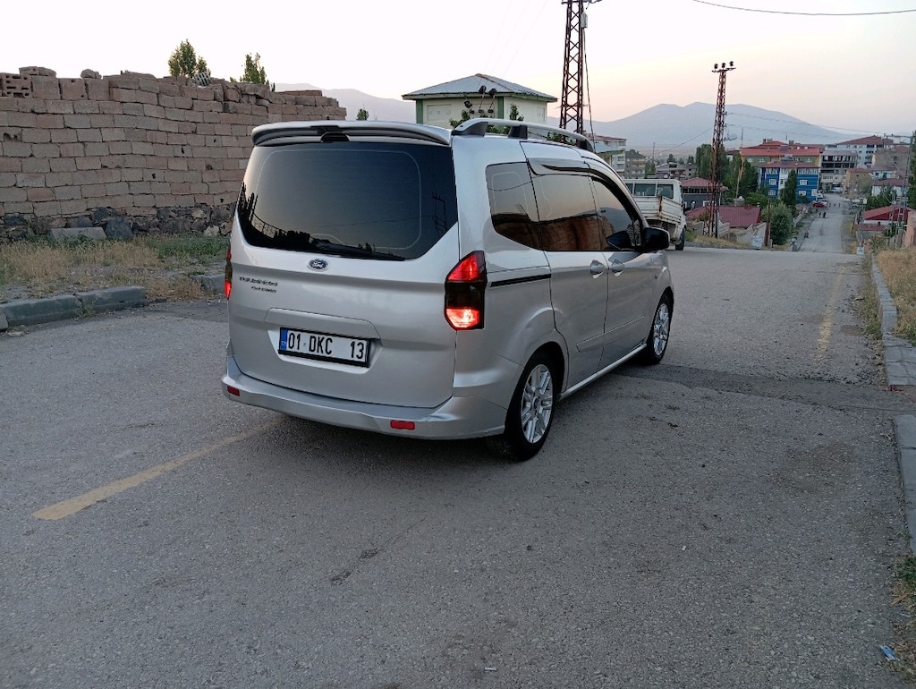 Ford Cuorier - 3