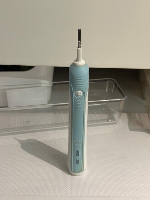 Elektrikli diş fırçası Oral-B + şarj standı