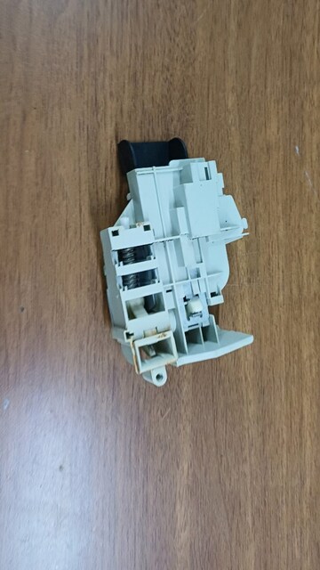 Hotpoint Arıston AQL 09 U Çamaşır Makinesi Kapak kilidi