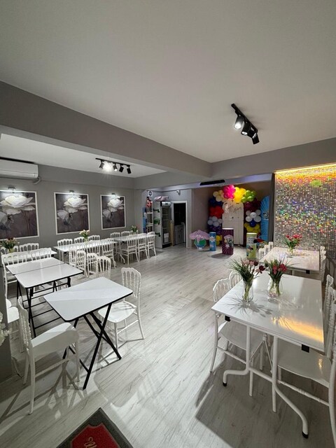 Parti evi sandalye ve masa