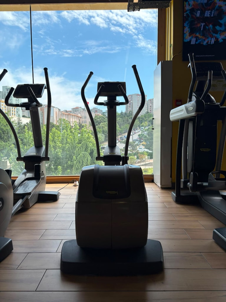 TechnoGym Eliptik Bisiklet - 3