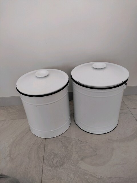 2 adet büyük emaye bakraç