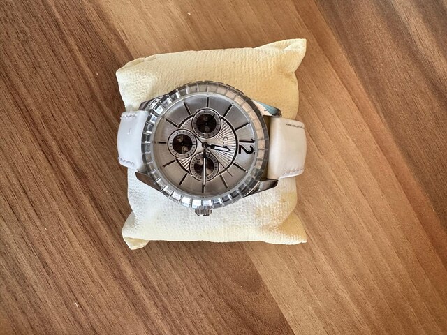 Guess Saat