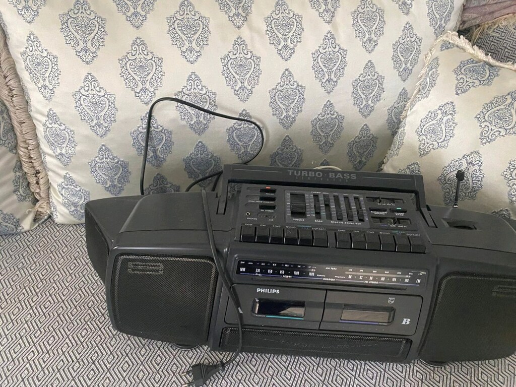 PHİLİPS RADİO VE KASET ÇALAR BASS - 2