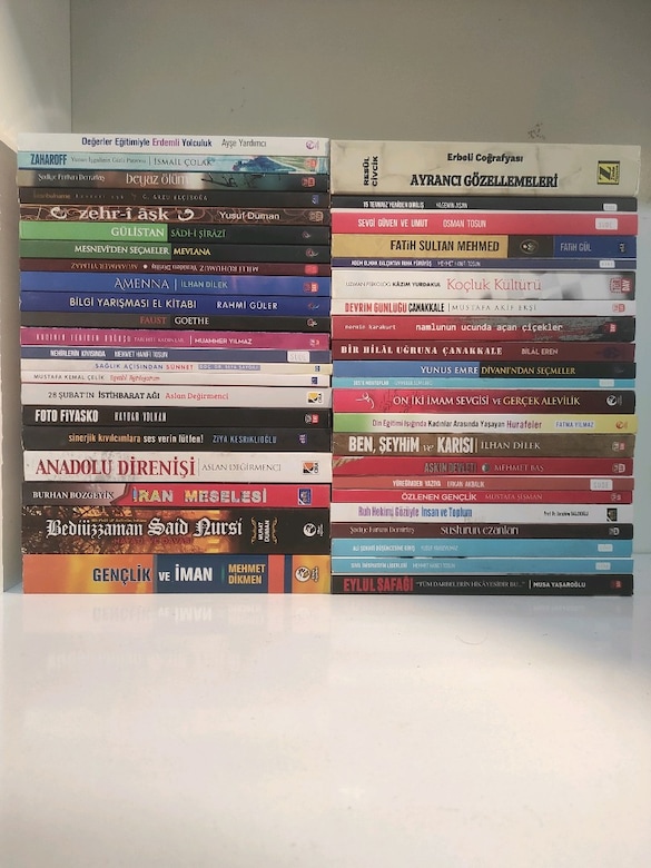 44 adet karışık kitap lotu. Kitapların hepsi sıfırdır.