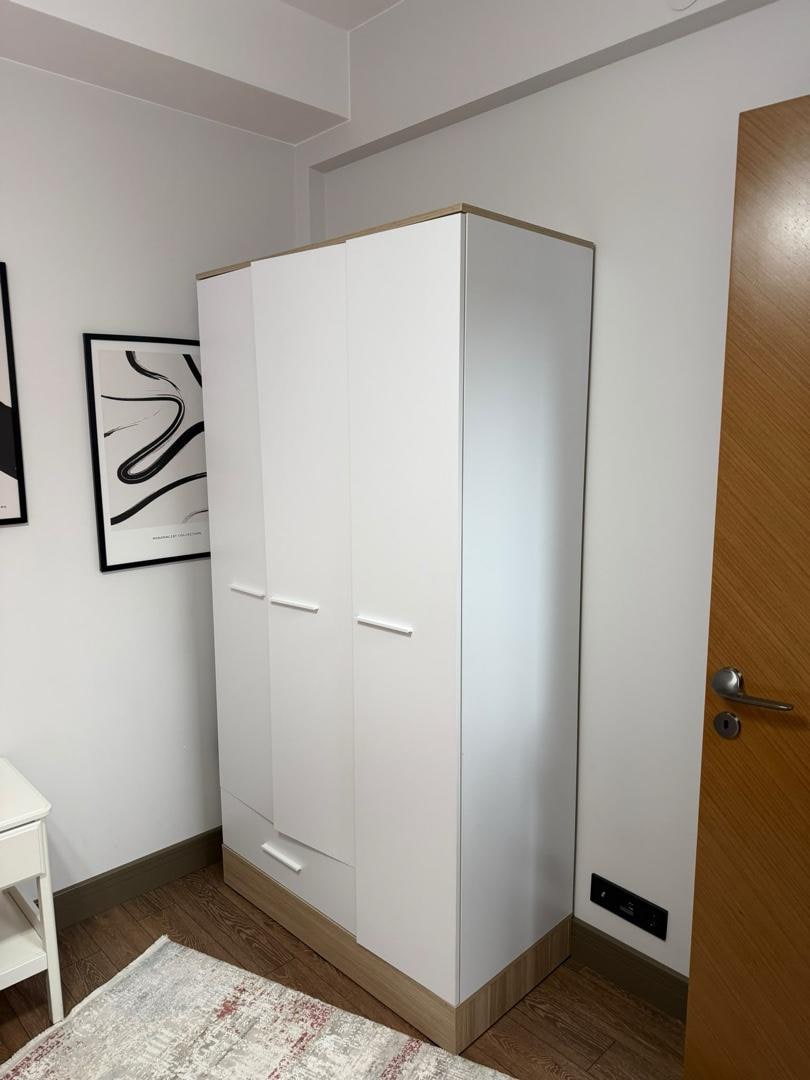 Beyaz 3 Kapaklı Gardırop – Ahşap Detaylı - 2