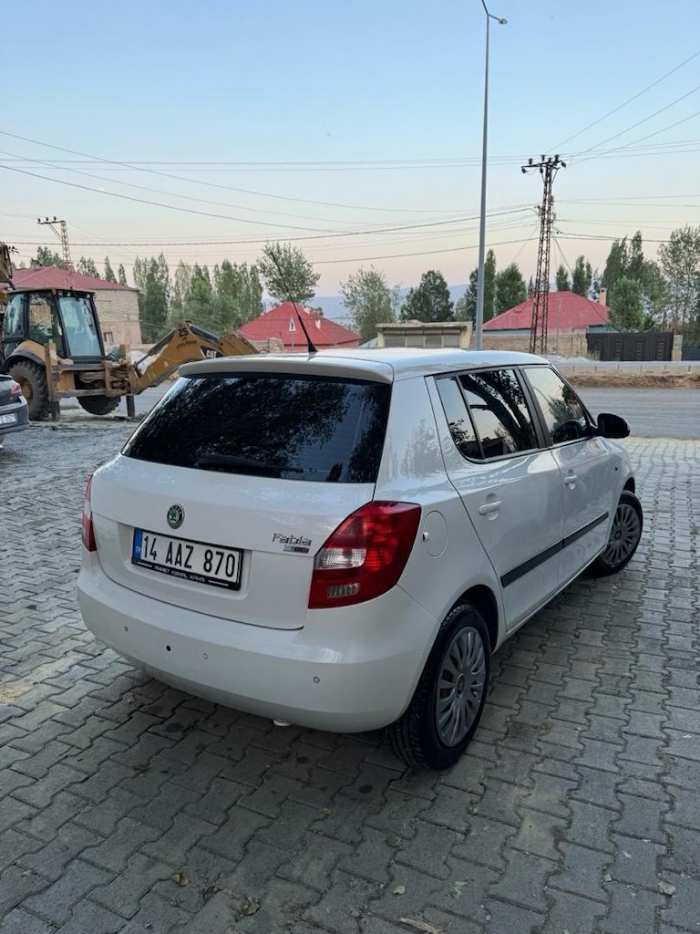 Skoda Fabia 1.2tsi . klima kalorifer aktif - 9