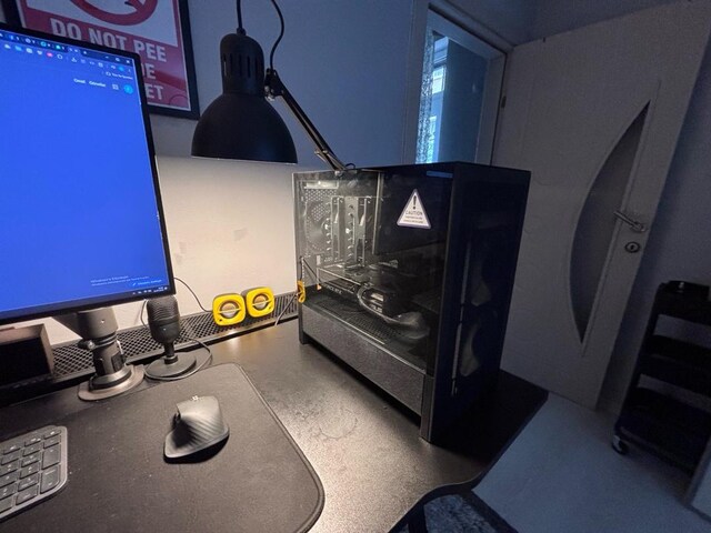 ÜST SEVİYE PC MASAÜSTÜ BİLGİSAYAR ALALI 1 AY OLMADI