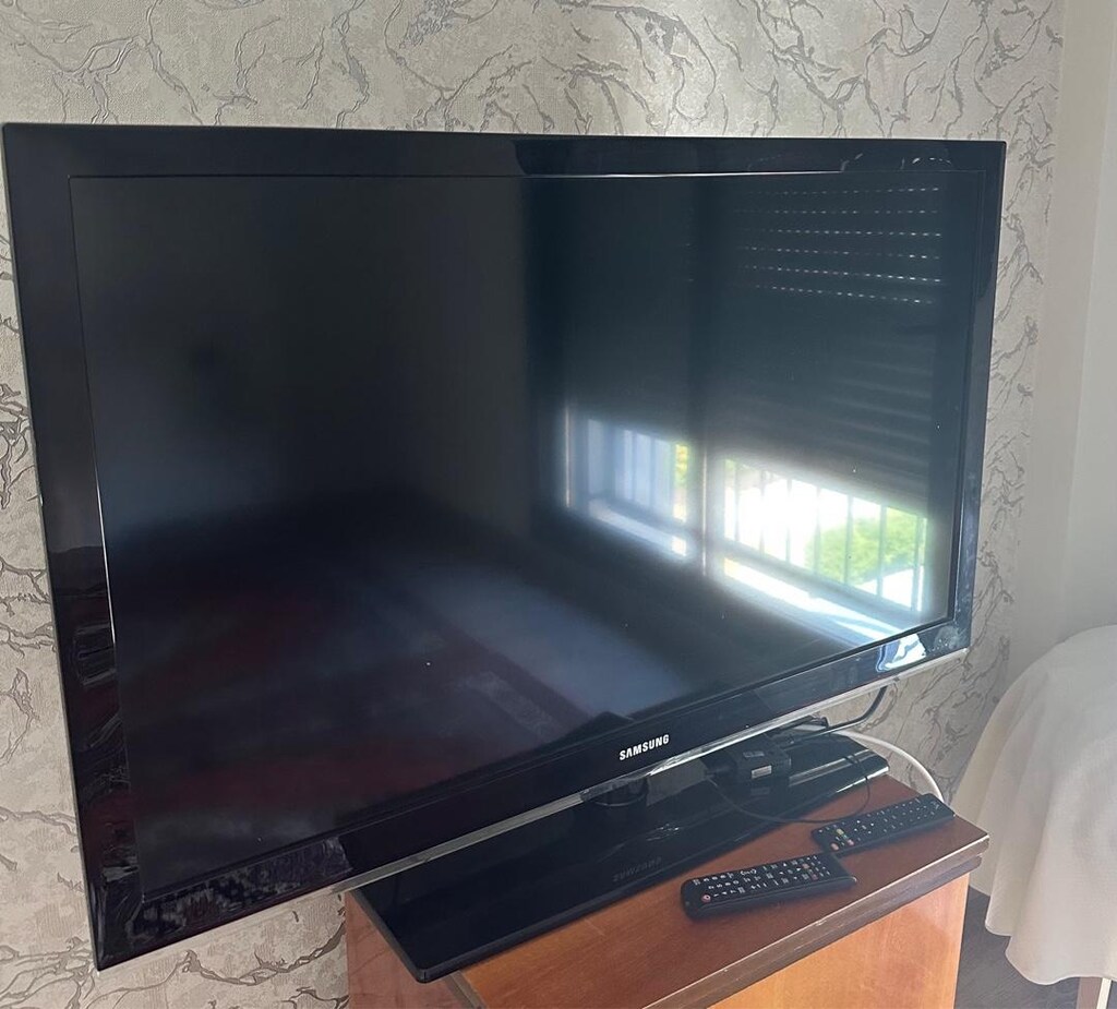 Samsung LCD TV - 2