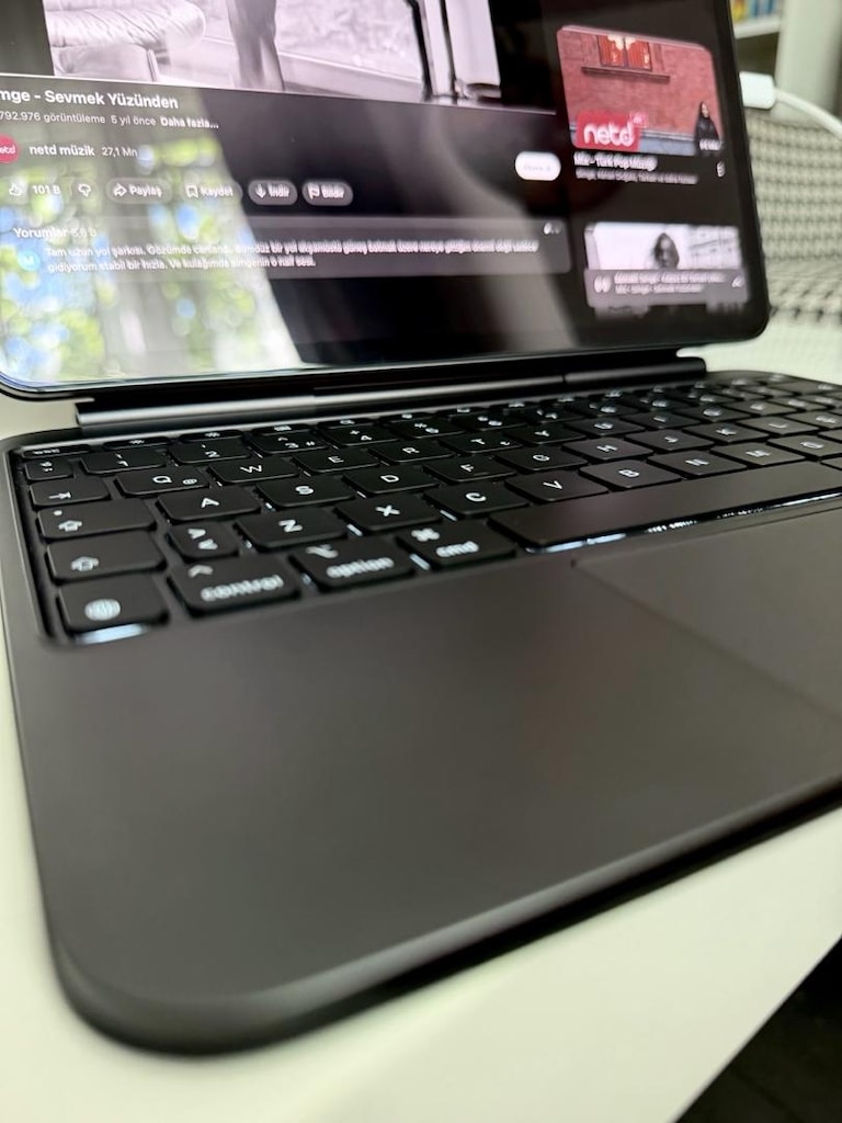 İpad Pro m5 512 + Apple Magic Keyboard - 9